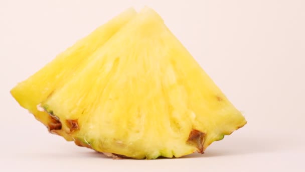 Ananasschijfje geïsoleerd op wit — Stockvideo