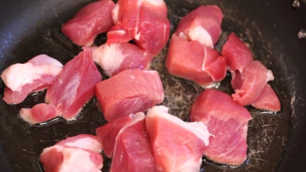 Bitar av rå kött stekning — Stockvideo