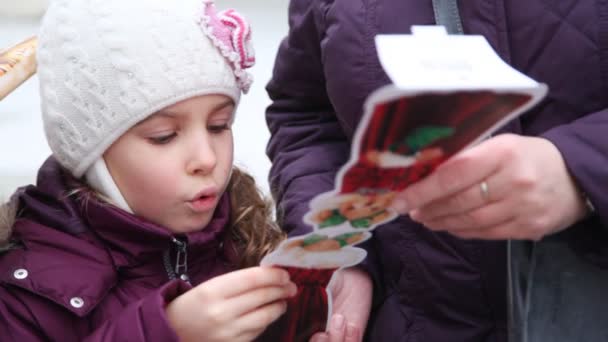 Linda niña tarjeta de lectura — Vídeo de stock