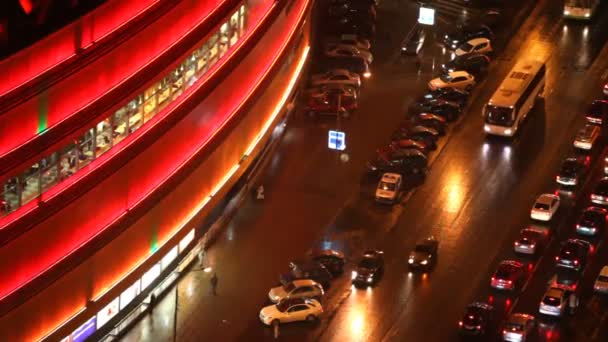 Rua iluminada com trânsito — Vídeo de Stock