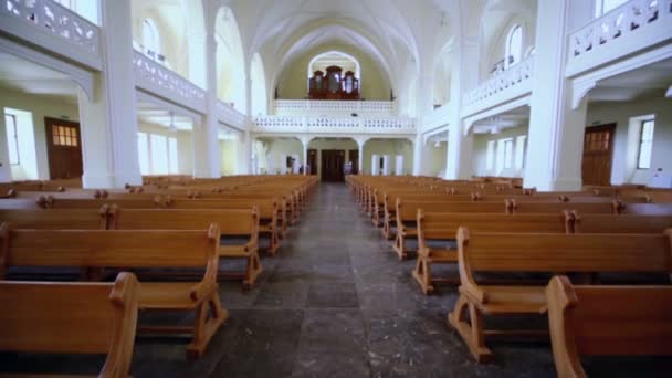 Panchine e organo nella cattedrale evangelica luterana — Video Stock