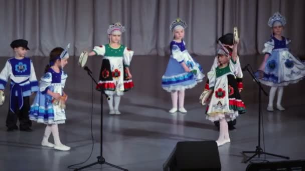 Mehrere Kinder in Tracht — Stockvideo