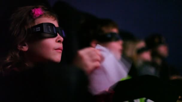 Children watching 3D movie in cinema — Stock Video