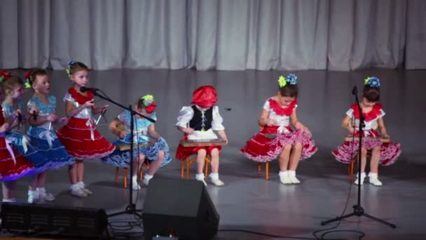 Children in russian national costumes play — Stock Video