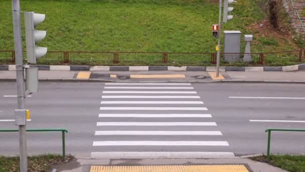 Leerer Fußgängerüberweg mit roter Haltestelle — Stockvideo
