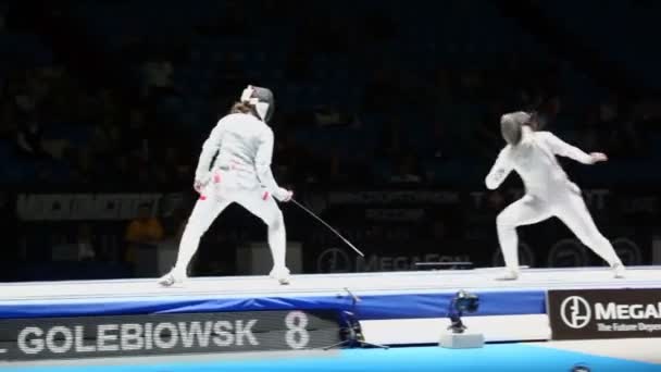 Las mujeres compiten en el campeonato mundial de esgrima — Vídeo de stock