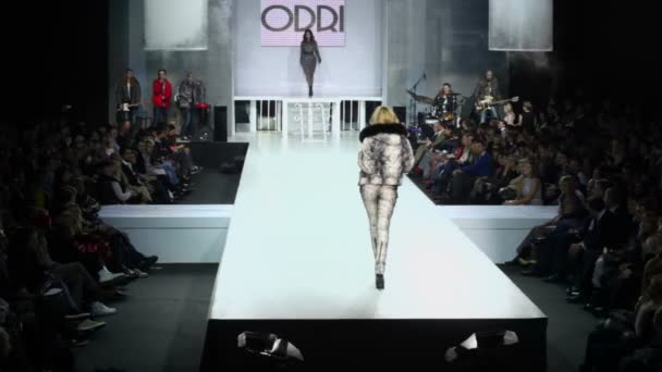 Kobieta w furry w Volvo Fashion Week — Wideo stockowe