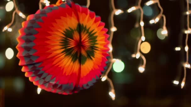 Sphère colorée tournant autour des lampes à lumière — Video