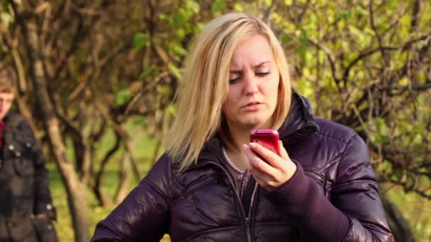 Woman holds cell phone — Stock Video