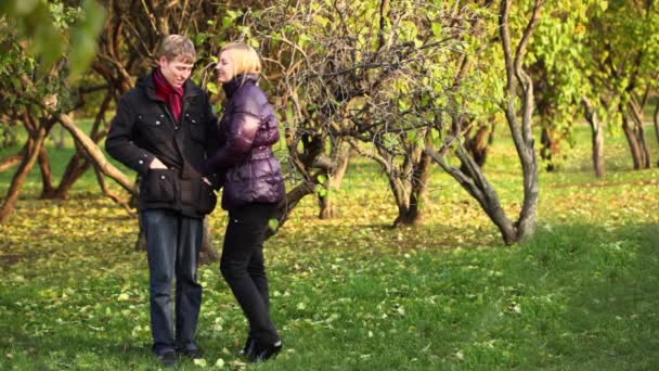 Молода пара говорить в парку — стокове відео