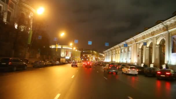 Car moving at night in Moscow — Stock Video