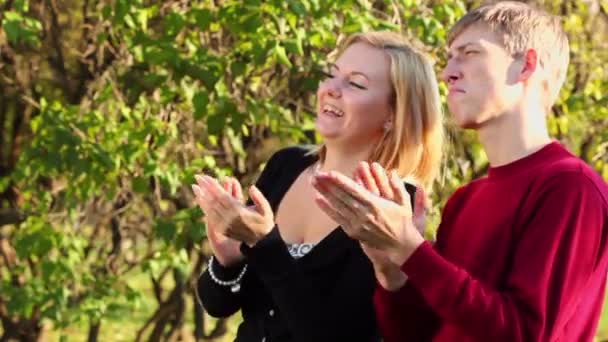 Jovem casal sorrir e bater palmas — Vídeo de Stock