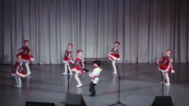 Дети в родных русских костюмах выступают — стоковое видео