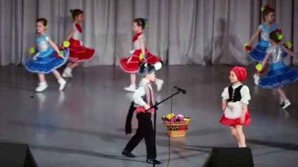 Мальчик танцует с девушкой — стоковое видео
