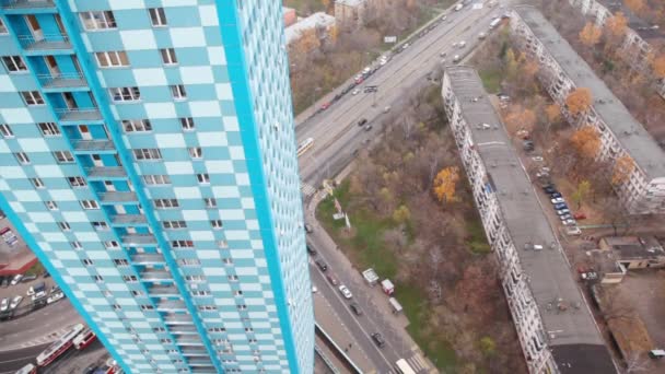 Bloque azul y calle de la ciudad — Vídeo de stock