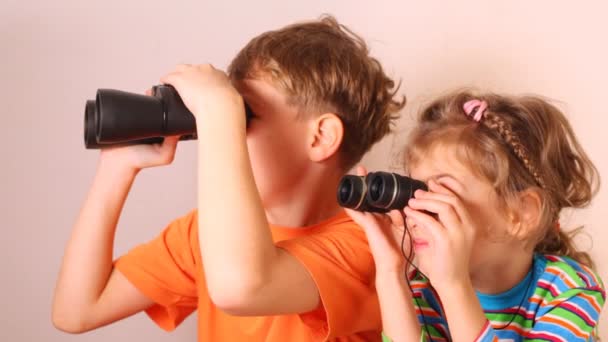 Ragazza e ragazzo guardando attraverso il binocolo — Video Stock