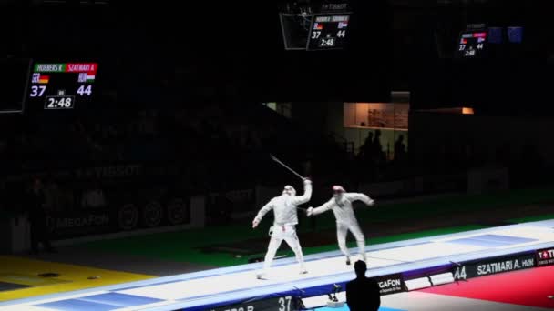 Huebers and Szatmari compete in fencing — Stock Video