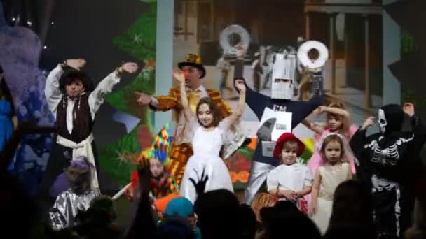 Anak-anak melambaikan tangan di atas panggung di balai Forum — Stok Video