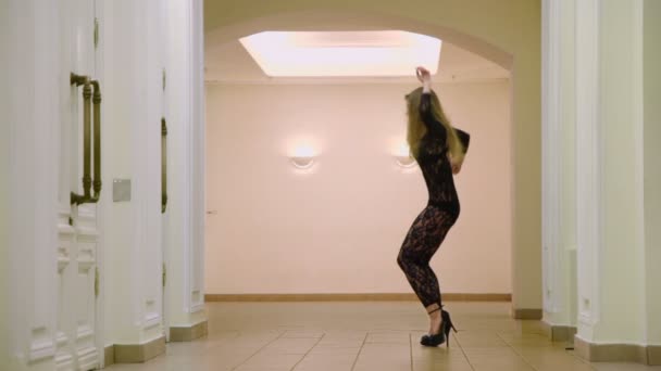 Приваблива дівчина в мереживному одязі танцює — стокове відео