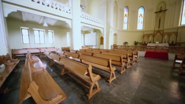 Скамьи и алтарь евангелическо-лютеранского собора — стоковое видео