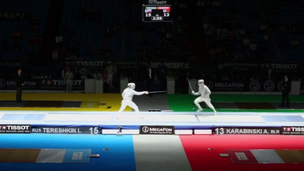 Tereshkin and Karabinski compete in fencing — Stock Video
