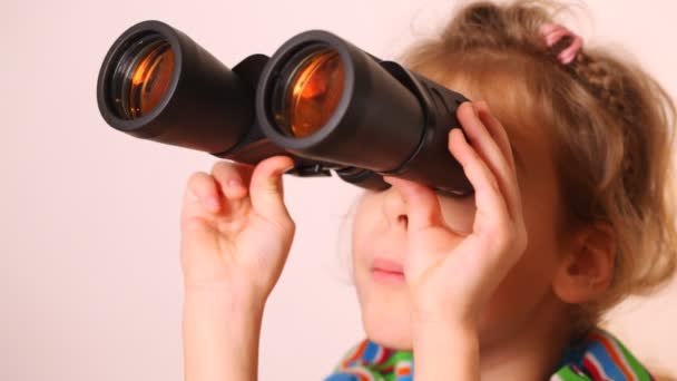 Little girl looking through binoculars — Stock Video