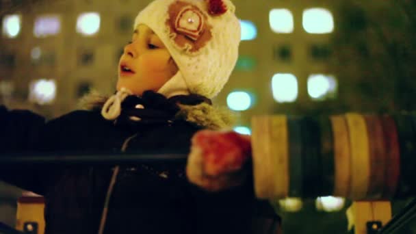 Kleines Mädchen im Winter auf Spielplatz — Stockvideo