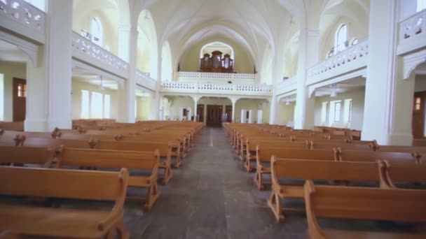 Panchine e organo nella cattedrale evangelica luterana — Video Stock