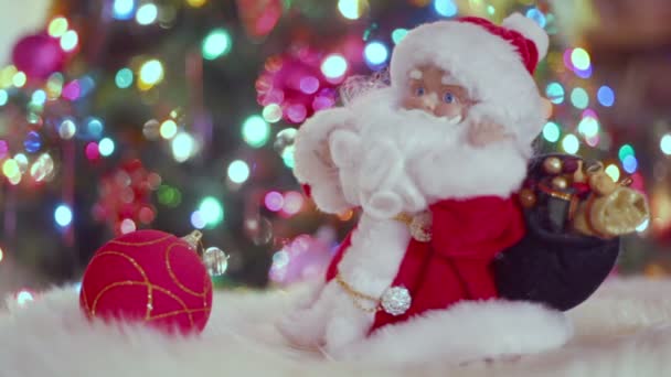 Juguete Santa Claus cerca del árbol de Navidad — Vídeo de stock