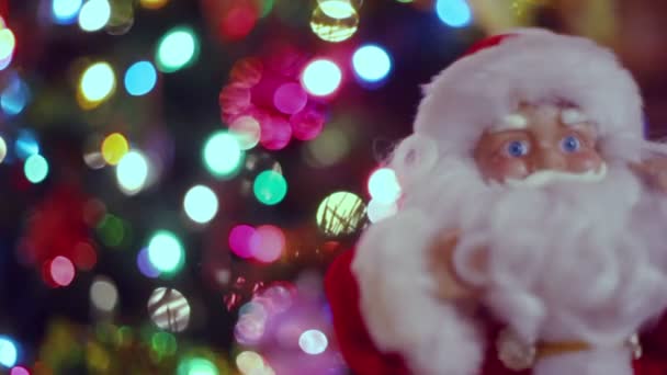 Juguete Santa Claus cerca del árbol de Navidad — Vídeo de stock