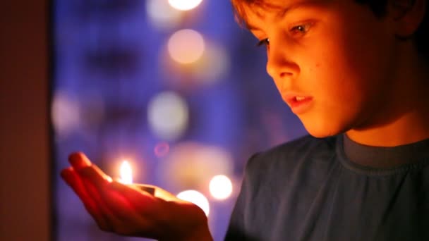 Χαριτωμένο αγόρι εκμετάλλευση κερί — Αρχείο Βίντεο