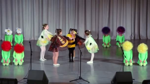 Meninas em trajes de abelha se apresentam no palco — Vídeo de Stock