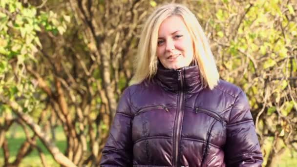 Jonge blonde vrouw in park — Stockvideo