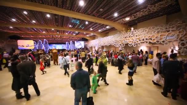 Parents et enfants déménageant dans le hall — Video