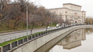 Nehri yakınında yolda araba trafik