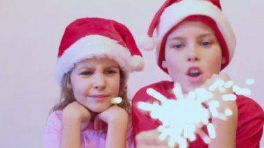 Kardeşim ve kız kardeşimle bu yakınlardaki Santa şapkalar