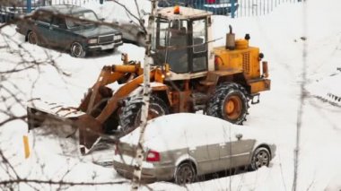 Buldozer kar car yakınındaki kaldırır