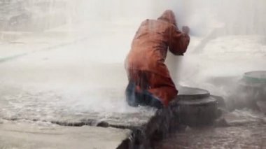 İşçi atılım kanalizasyon sisteminin ortadan kaldırır.