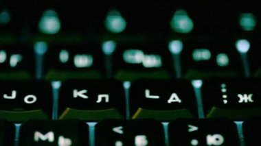 Beyaz harflerle klavye tuşları