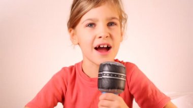 Mikrofon oyuncak şarkı söyleyen küçük kız