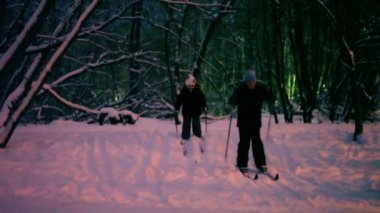 İki çocuk ormanı Kayak