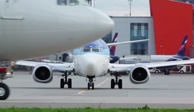 Yolcu uçakları ve servis arabaları