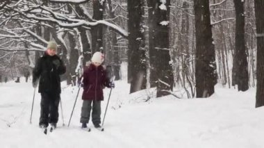 İki çocuk kış Kayak