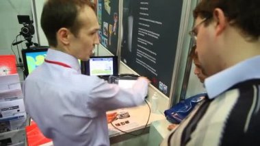 Aygıtın işlevselliğini açıklayan adam