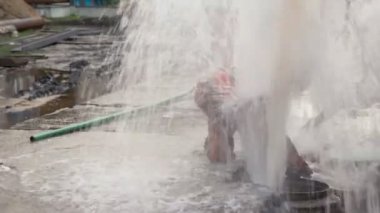 İşçi atılım kanalizasyon sisteminin ortadan kaldırır.