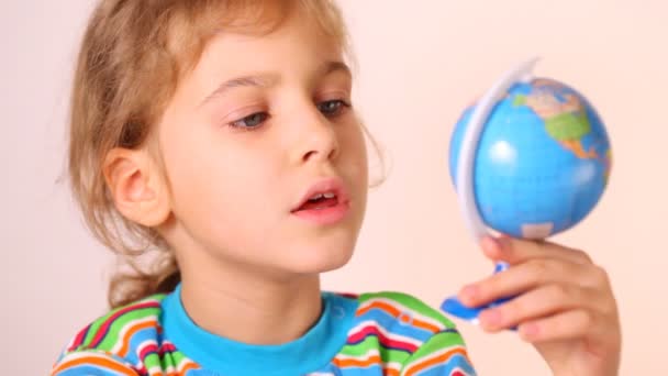 Linda niña con globo terráqueo — Vídeos de Stock