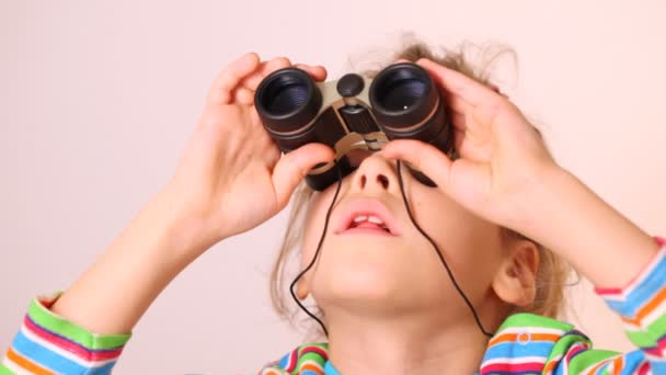 Little girl looking through binoculars — Stock Video