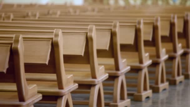 Fila de bancos de madeira na catedral — Vídeo de Stock