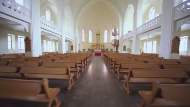 Kruisbeeld in Evangelische Lutherse kathedraal — Stockvideo