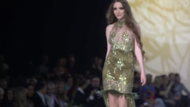 Model in glisten dress walks on podium — Stock Video